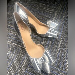 NWT Macy’s INC silver heels size 9